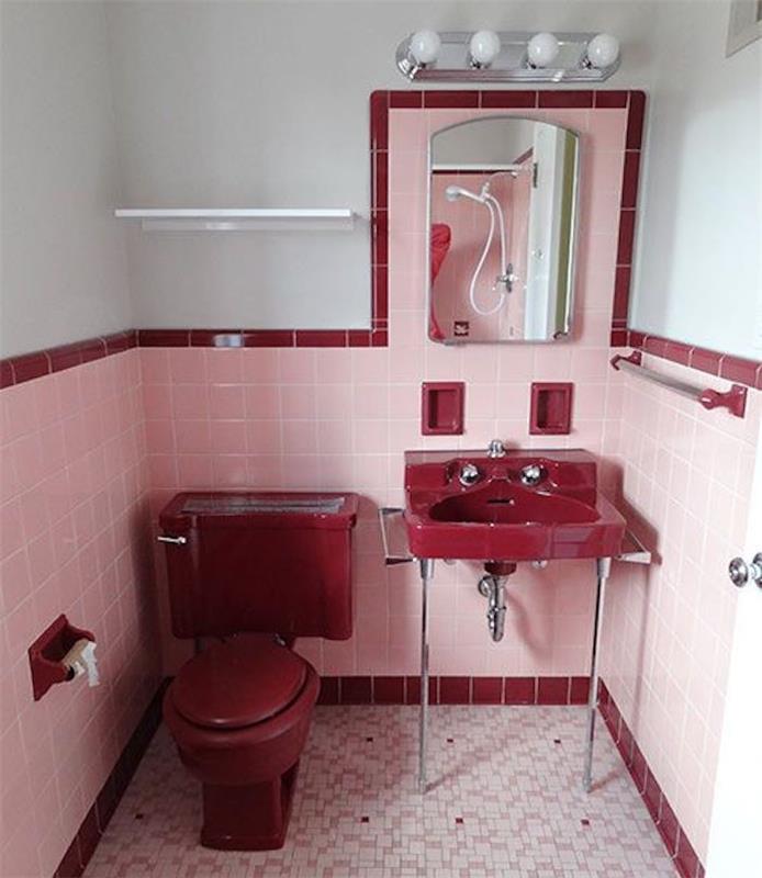 ideje za dekoracijo kopalnice, stranišče v vintage stilu, bele stene, delno pokrite z bledo rožnatimi in temno rdečimi ploščicami, starinsko temno rdeče straniščno školjko in umivalnik