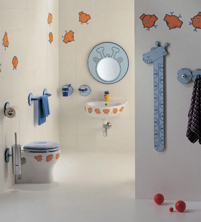 ideje za dekoracijo kopalnice, prostorna otroška kopalnica z belimi stenastimi stenami, več ploščic vsebuje risbe rumenih piščancev, majhno WC školjko z risbami piščancev in bledo modro prevleko, okroglo stensko ogledalo z bledo modrim okvirjem