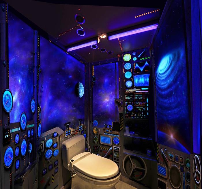 prenova kopalnice, majhno stranišče, pobarvano v vesoljsko ladjo, temno modre stene s poslikavami galaksij in zvezd, majhnimi utripajočimi lučmi, različnimi pobarvanimi stikali in stroji