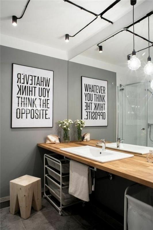 spalvos, derančios prie pilkų sienų, modernus vonios kambarys su šiltomis medinėmis detalėmis, balta kriauklė ir juodi lubų šviestuvai