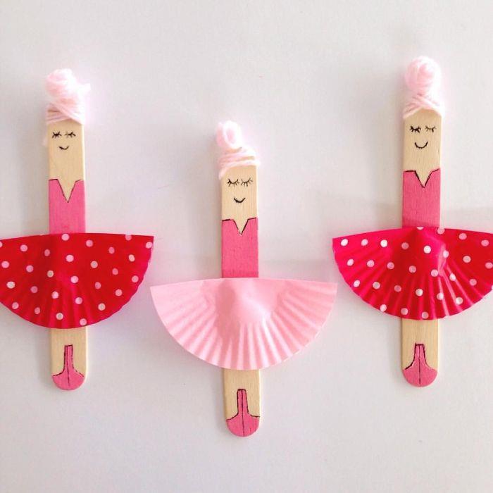 kız için DIY dondurma çubuğu örneği, pembe yün iplik saç ve kahve filtre eteği ile pembe renkli çubukta küçük dansçı