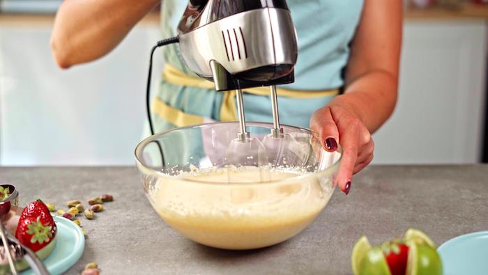 mükemmel bir yaz tatlısı pastasını basit ve hızlı yapmak için parfeyi yumurta ve şekerle çırpın