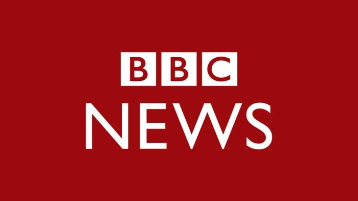 „BBC News“ logotipas raudoname fone su baltomis raidėmis, „BBC News“ rasite „Tor“ inkognito naršyklėje