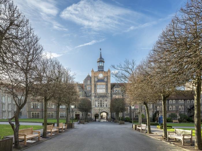 beau-brighton-UK-tourist-city-and-historical-promenade-en-hautomne-le-college