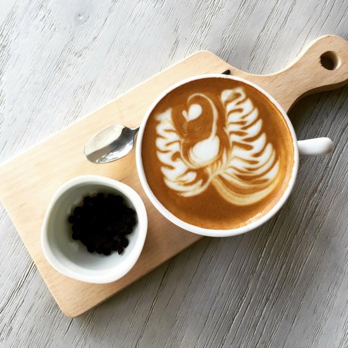 beau-café-latte-uzman-üstü-serin-sabah-kahvesi