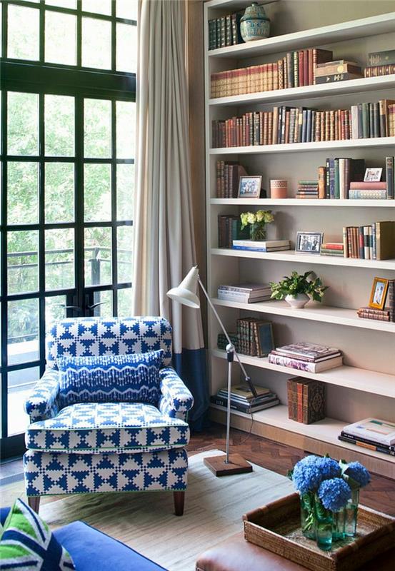 Jaukus skaitymo kampelis studijos išplanavimui, buto apdailai, gražiai mėlynos ir baltos spalvos dekoravimo idėjai