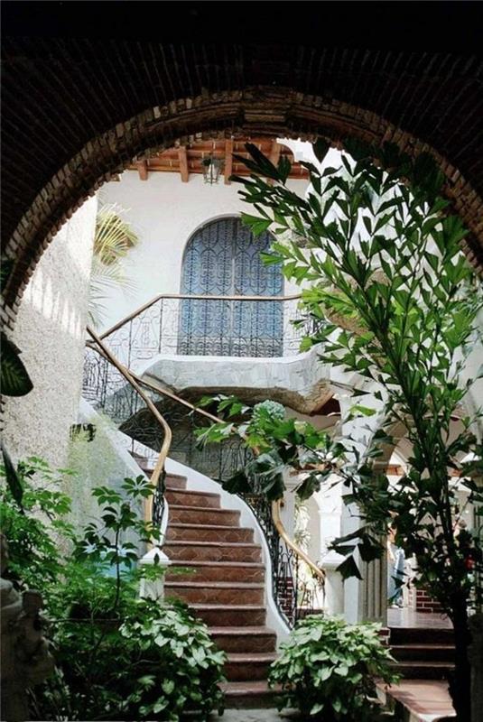 lepa-zunanja-zasnova-kolonialna-hiša-dvorišče-notranjost