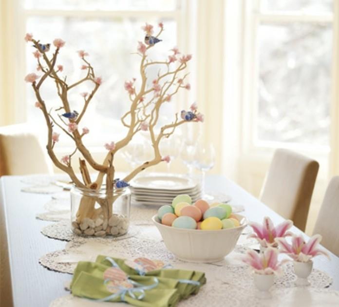 güzel-tasarım-deko-paskalya-masa-renkli-yumurtalar-tatlı-paskalya-ağacı-serpilmiş-pembe-çiçekler-ve-kuşlar-levrek-tatlı-çiçekler-destekler-destekler-d- yumurtalar