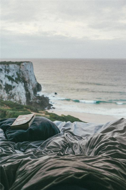 Skaitykite knygą prie jūros ant jos patogios antklodės, žieminių tapetų, kokonuojančių tapetų nuotraukų jaukių vibracijų