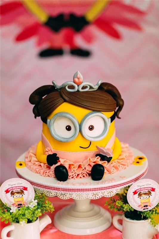 Havalı minyon kız pastası, şeker hamurlu komik doğum günü pastası, doğum günü için iyi bir pasta fikri