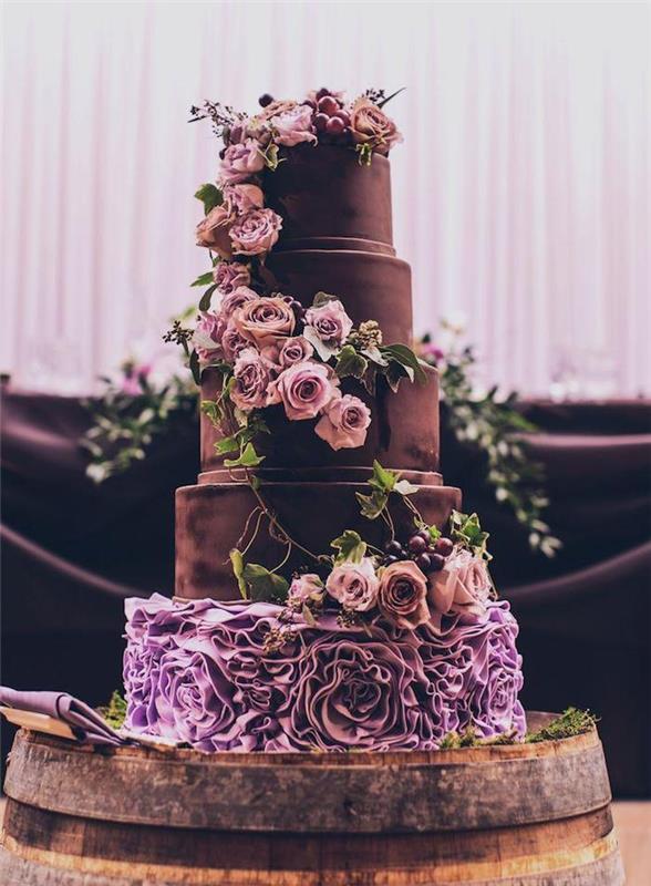 Fantastiškas vestuvių tortas, šokoladinis vestuvinis tortas, gražiai dekoruotas gėlių torto vaizdas, gražus vestuvinis tortas