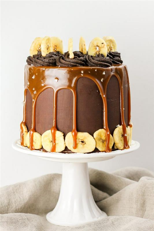Netikėtas gimtadienio šokoladas ir karamelizuotas bananų suaugusiųjų gimtadienio tortas