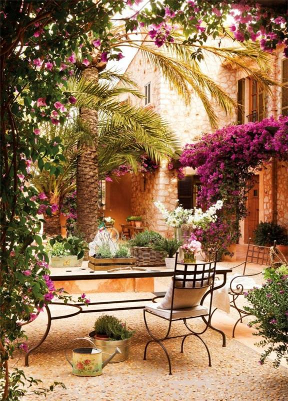 dekoratif-çakıllı-çiçekli-güzel-bahçe-ferforje-sandalyeler