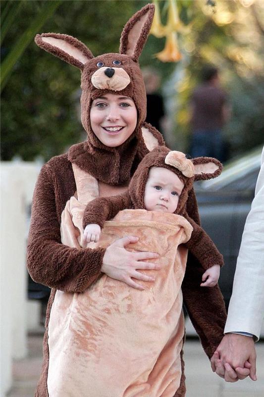 Alyson Hannigan bebeği, kız cadılar bayramı kostümü fikri, orijinal çocuk ve anne kostümü ile kanguru gibi giyinmiş