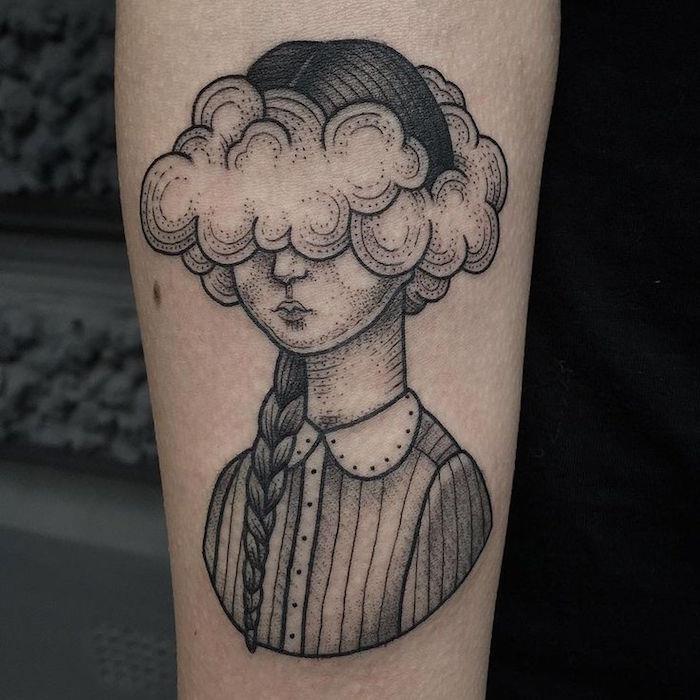 tatuiruotė iš debesies moteris rankos tatuiruotė galva debesyse poezija dailios linijos stiliaus graži tatuiruotė