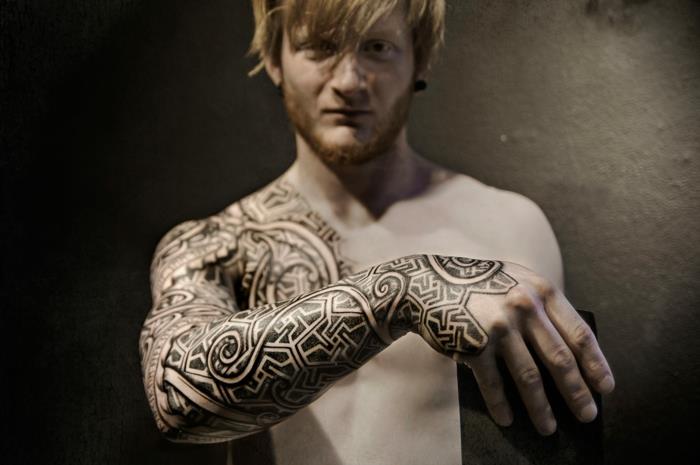 İskandinav viking dövme manşetini seçmek için güzel viking armadillo dövme fikri