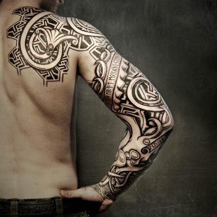 Vikingų scenarijų tatuiruotė vikingų simbolių idėjos tatuiruotė atgal ir mačetė