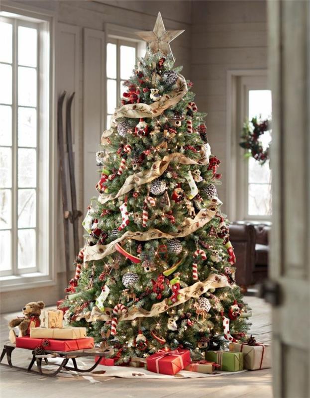 sijoča-lepota-božično drevo-lepo-okrašena-veličastna-ideja