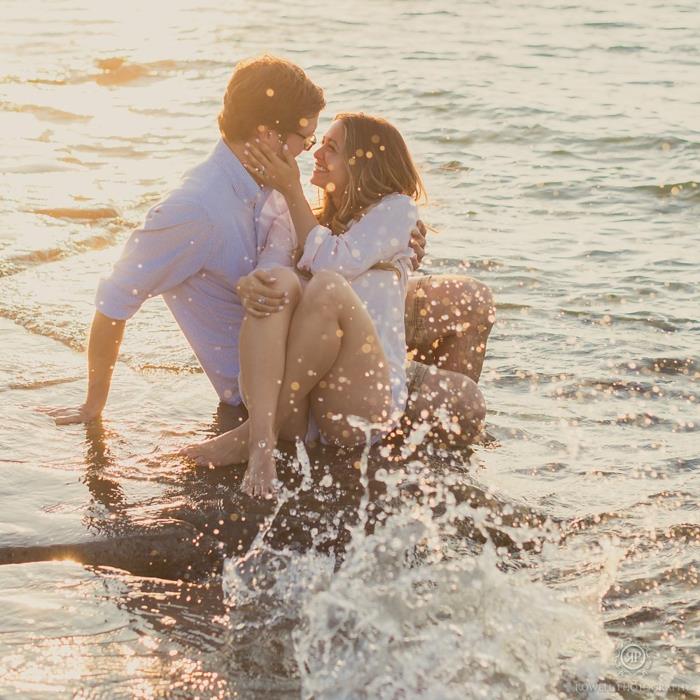 Jauna įsimylėjusi pora meilėje gražūs meilės paplūdimio vaizdai šypsosi saulėlydžio nuotrauka