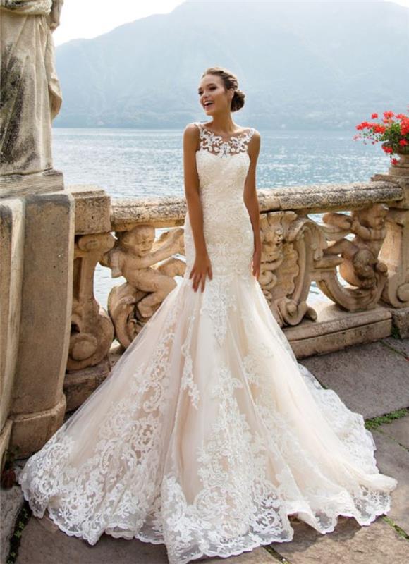 Terasa s čudovitim pogledom na jezero v Italiji, poročna obleka model princesa, klasična silhueta, ženska, ki je izbrala originalno obleko morske deklice