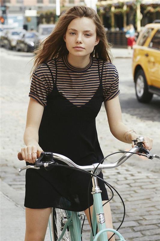 grožio mergina apranga juoda suknelė dryžuoti marškinėliai paauglių mergina apranga mergina 14 metų moka būti gerai apsirengusi dviratis