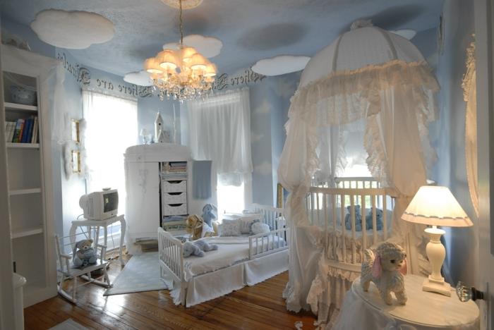 kūdikių mergaitės kambario apdaila, baroko lubų šviestuvas, balta spintelė ir televizoriaus spintelė