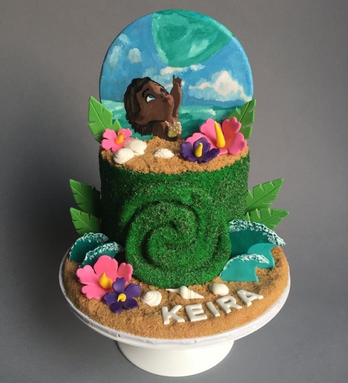 idėja, kaip papuošti „Disney“ pyragą „Vaiana“ tema dekoruotu sluoksniu tarkuoto kokoso, nuspalvinto žaliais maisto dažais
