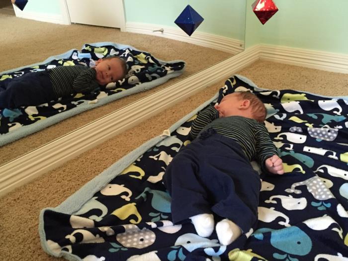 Bebeğin duyularını uyandırmak için ideal oda, montessori yatağı, montessori odası, parmaklıksız bebek yatağı, ayna, ince bej halı