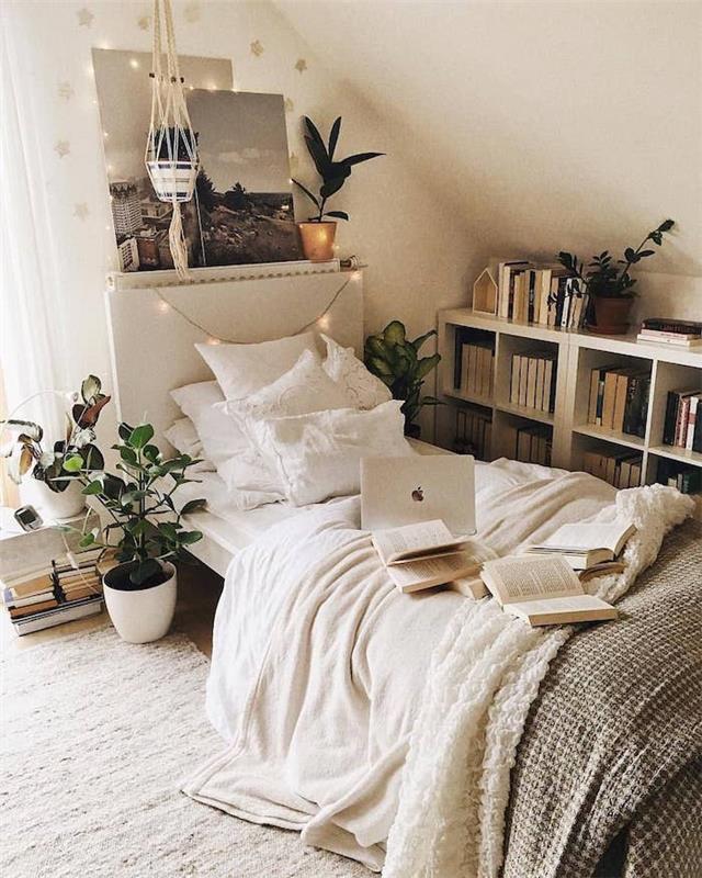 Bela spalnica, čudovit prijeten dekor, zelene rastline, črno -bela fotografija, študentska spalnica z naravno svetlobo