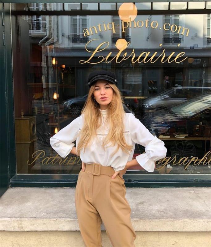 bej kargo pantolon ve puf kollu beyaz gömlek kadın blonfe nasıl iyi giyinilir fikri Parisli kadın