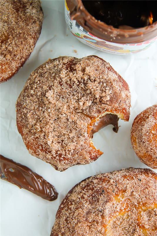 ideja za gurmanski zajtrk z mini nutelo in cimetovimi krofi, ameriški recept nutele krofov, napolnjenih z nutello