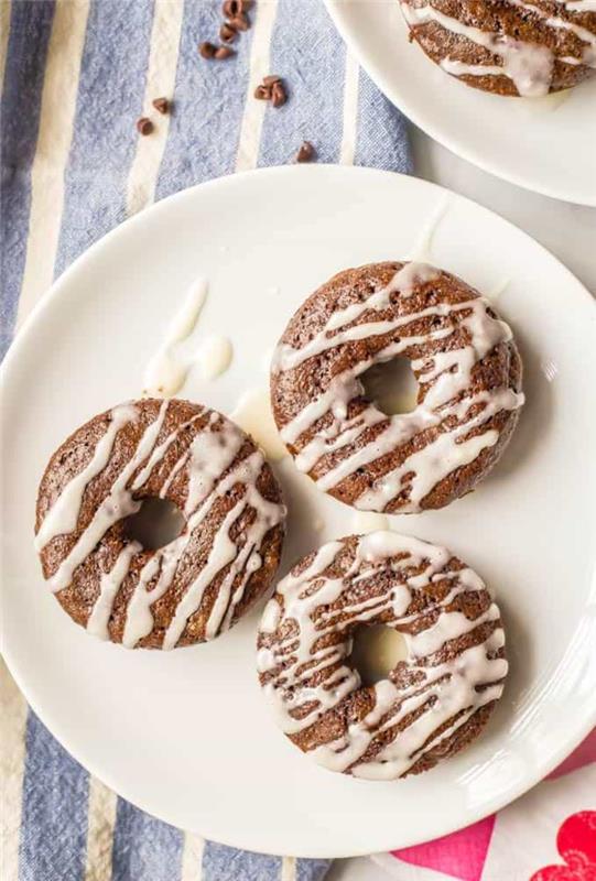 nutella recept za zajtrk ali gurmanski prigrizek, recept za mini krofe s polnozrnato moko, nutello in vanilijevo glazuro