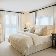 Espectacular interior de dormitorio con cortinas blancas.