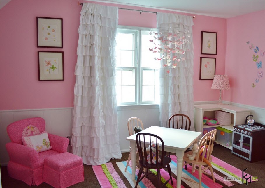 Habitación infantil para niña con maravillosas cortinas blancas delicadas.