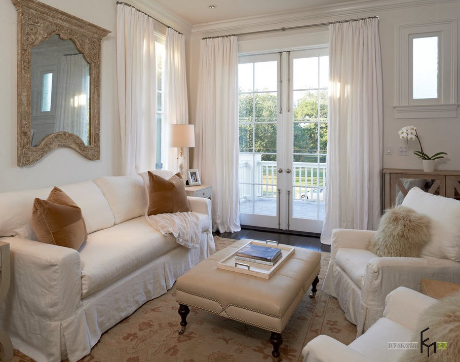 Las cortinas blancas agregan identidad al interior de una pequeña sala de estar