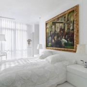 Büyük bir resim ile kar beyazı yatak odası