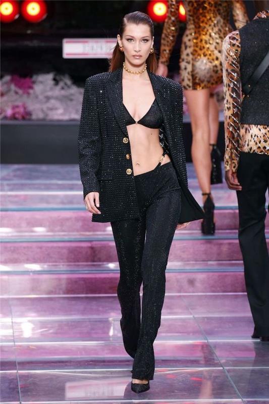 bella hadid je hodila po vzletno -pristajalni stezi v črni obleki z bleščicami, sestavljena iz modrca in blazerja, trenutni modni trendi