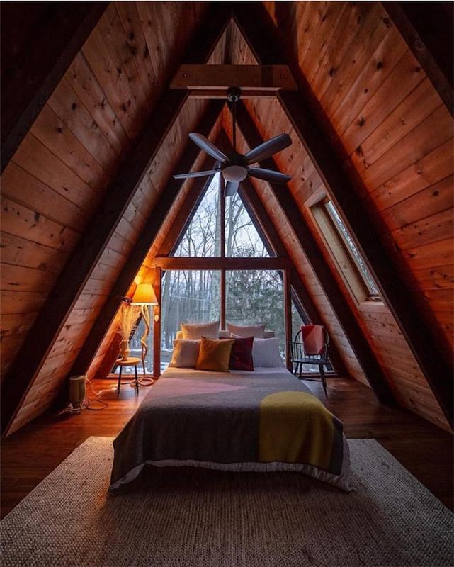 Kakšna dekoracija planinske koče, ideja notranjosti koče, mansardna spalnica s čudovitim razgledom