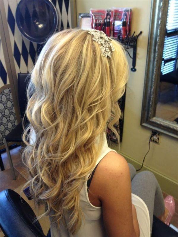 Düğün saç modeli fikri kıvırcık orta uzun saç modeli Düğün saçı bukleler sarışın kadın uzun saç taç taç düğün aksesuarı