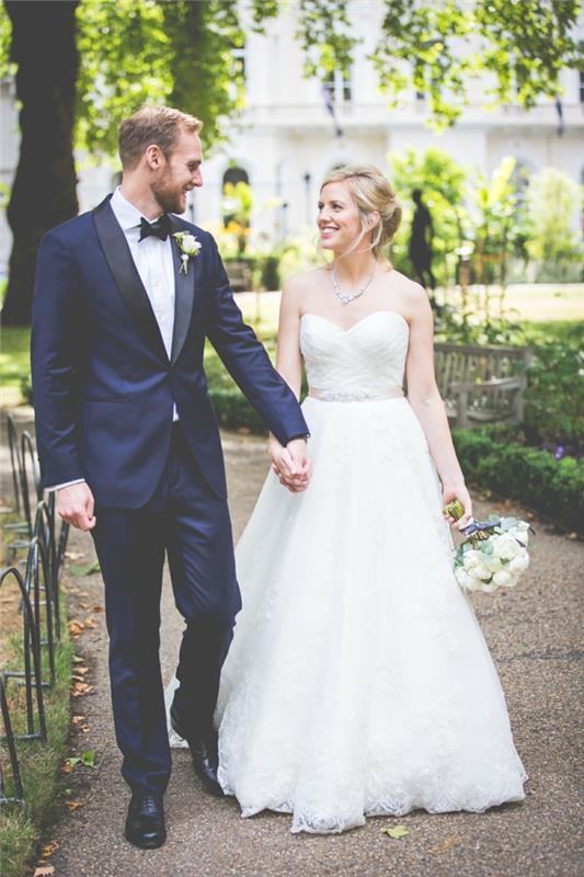 graži-pora-nėrinių-vestuvinė suknelė-paprasta-labai-gana-už-stilingai-vestuvių-graži nuotrauka
