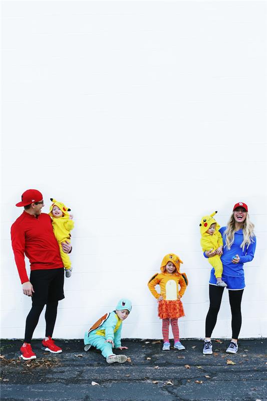 Pokemonski kostum za noč čarovnic, izvirna ideja družinskega kostuma s štirimi otroki, dvojčka v kostumu pikachu