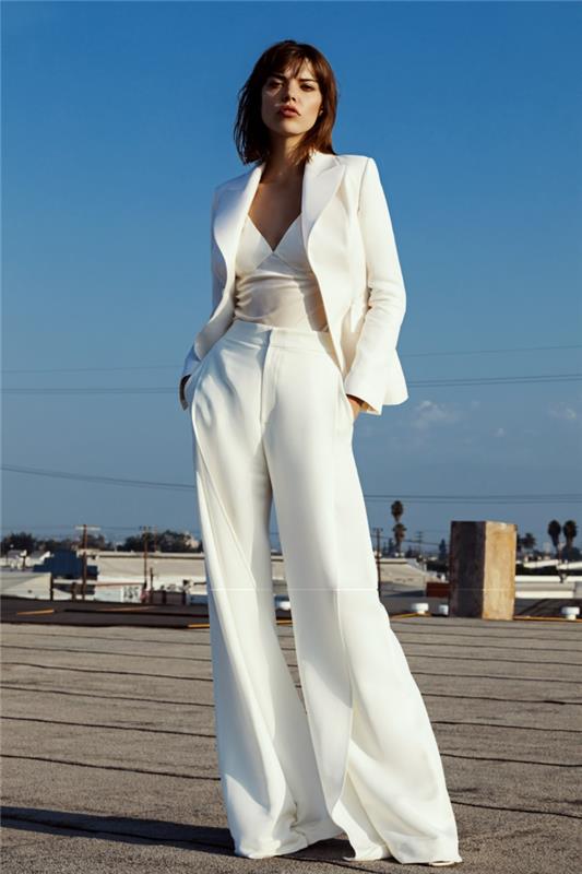 Kaip dėvėti baltą kostiumą moterims, striukę ir platėjančias kelnes, šauni moderni vestuvių aprangos idėja