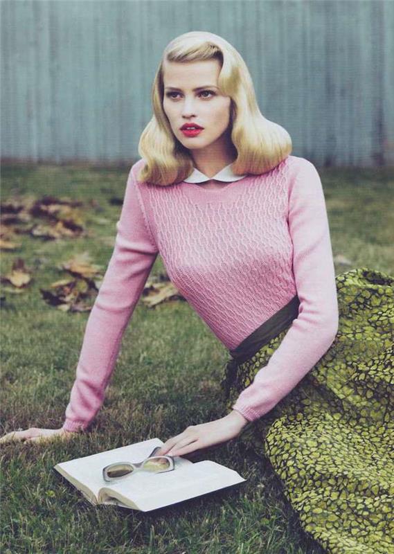 Roza pulover in ovratnik Petra Pana, blondinka, ki obožuje slog 50. in 60. let, kako se obleči v vintage modi