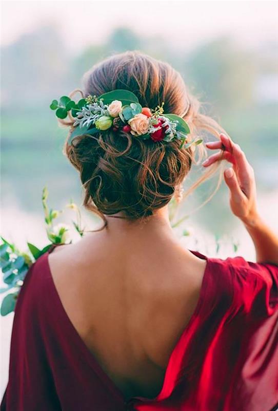 Romantik düşük topuz düğün, çiçeklerle süslenmiş bukleler, gelin saç modeli, güzel kadın kırmızı elbise ile dağınık bir topuz saç modeli seçin