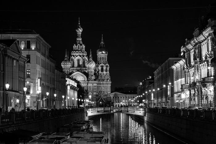 črno-bela fotografija svetega Peterburga s čudovitim razgledom na cerkev svetega Isidorja in enega od kanalov