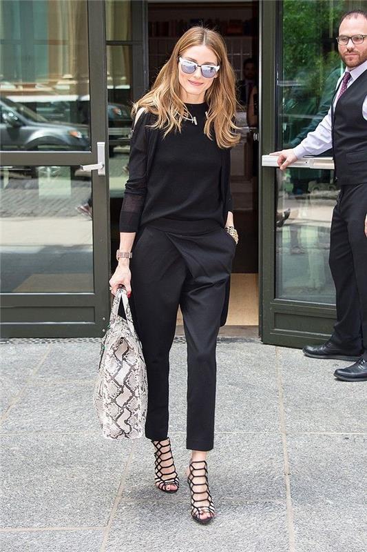 Olivia Palermo kıyafet fikri, kadın yüksek belli siyah pantolon, iyi giyimli kadın sıvı pantolon, siyah kazak ve siyah pantolon
