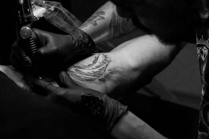 Originali tatuiruotė, rankos tatuiruotė, tatuiruokite sau dizainą, turintį didelę reikšmę sau, tatuiruokite sau tokią didelę bangą kaip Hokusai