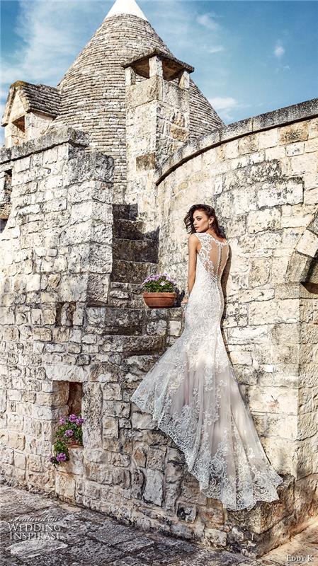 Alberobello poročna fotografija ženska z dolgo čipkasto obleko, poročno princeso obleko, najlepše princese obleke za poroko