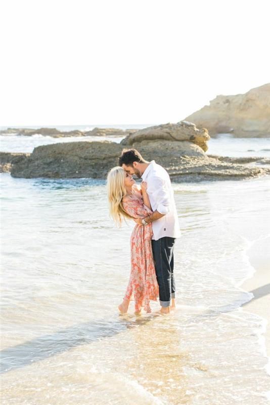 Įsimylėjusios poros nuotrauka poros paplūdimio nuotraukos poros pėdos vandenyje nuotrauka prie jūros