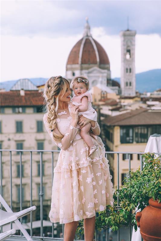 Graži motinos ir dukters apranga identiškos rožinės nėrinių suknelės, derančios su motinos dukros drabužiais nuotrauka Florencijos katedra